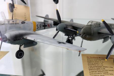 RAZSTAVLJENI MODELI VOJAŠKIH LETAL 05 FOTO LJUBO VUKELIČ